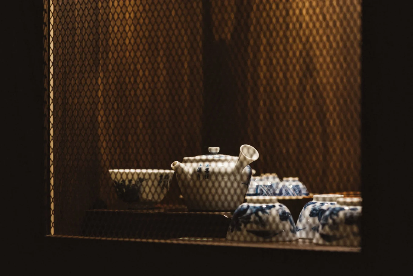 可莫空間設計・PARA CAFE’ 夿拉心靈咖啡.老茶房|鐵網後方的茶壺和杯器陳列