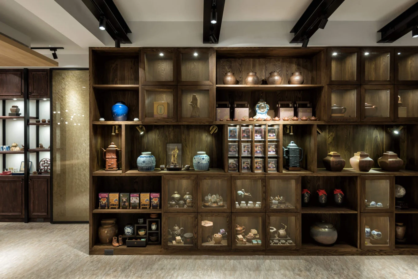 可莫空間設計・PARA CAFE’ 夿拉心靈咖啡.老茶房|照明展示格中的茶器、瓶罐和小物