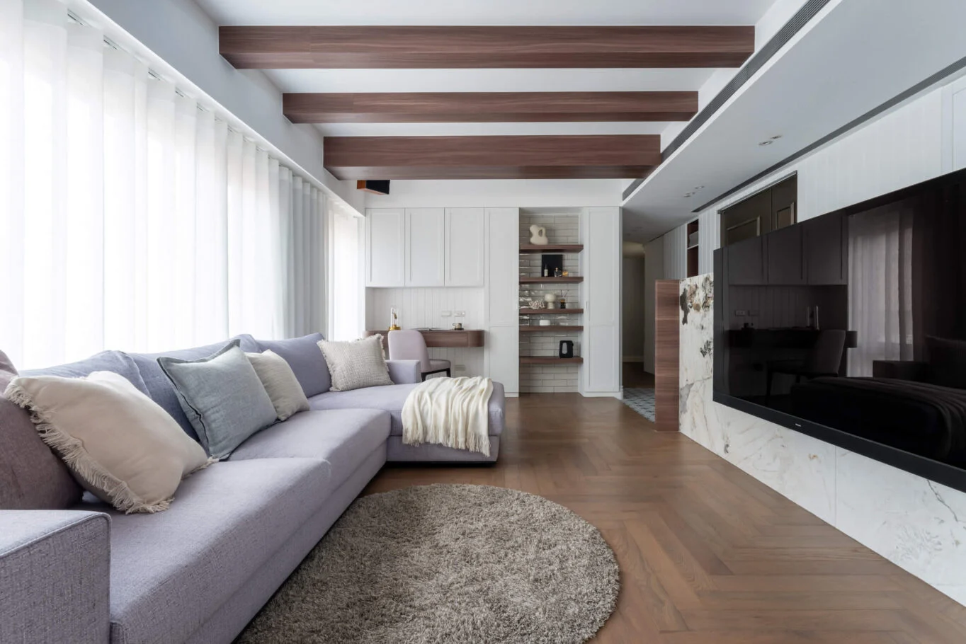 光宏研創・新莊台北愛樂Partlll|大窗旁的長沙發與客廳柔和採光