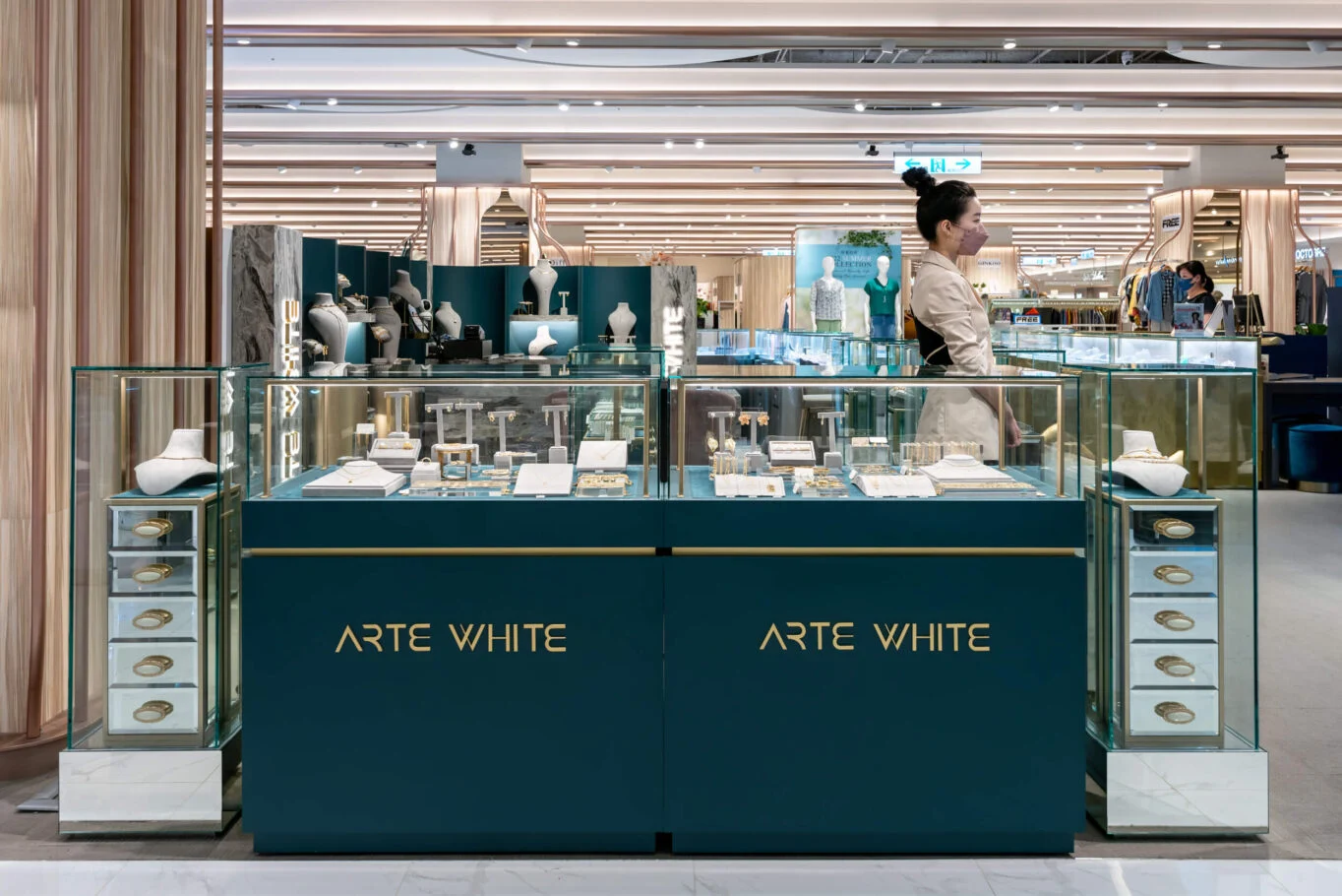 ARTE WHITE台中中港店|ARTE WHITE 正面珠寶展示櫃與深綠櫃面