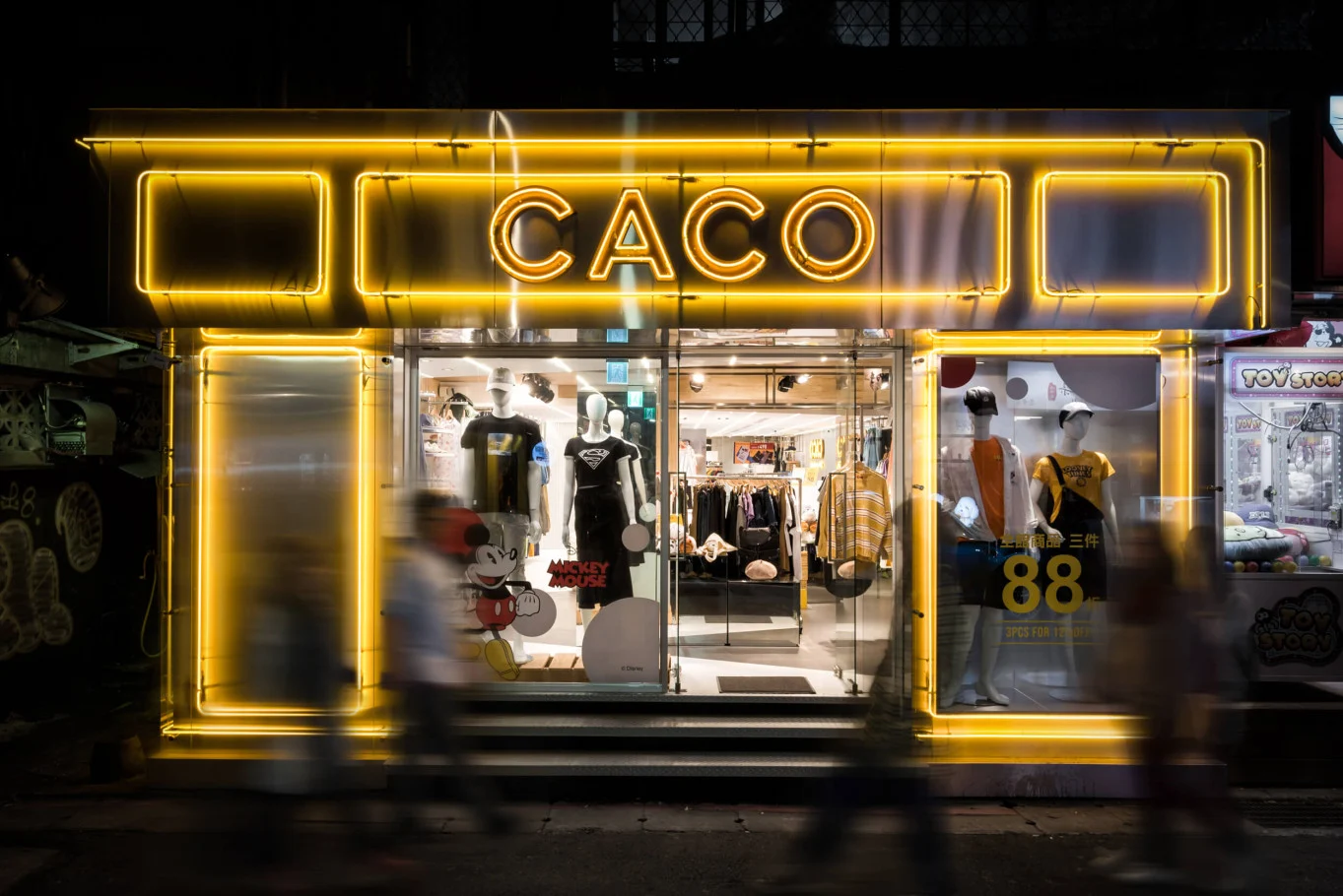 奇拓設計・超越 CACO|夜間 CACO 門面與黃色框線