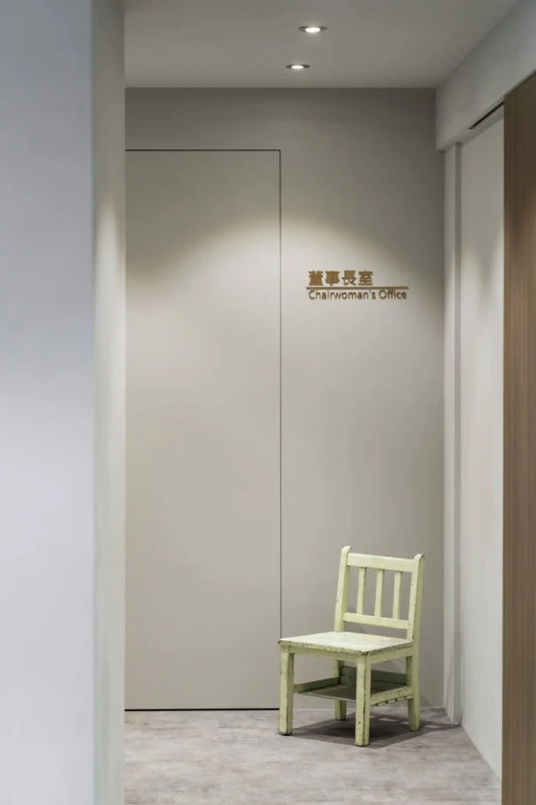 立人國小|入口門片、壁面字樣與小型座椅