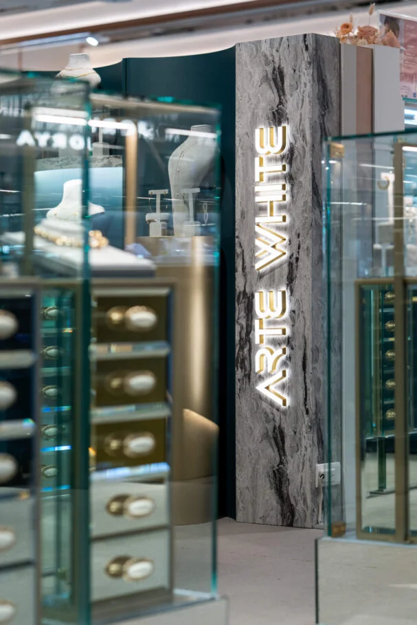 ARTE WHITE台中中港店|鏡面反射中的品牌招牌與珠寶櫃