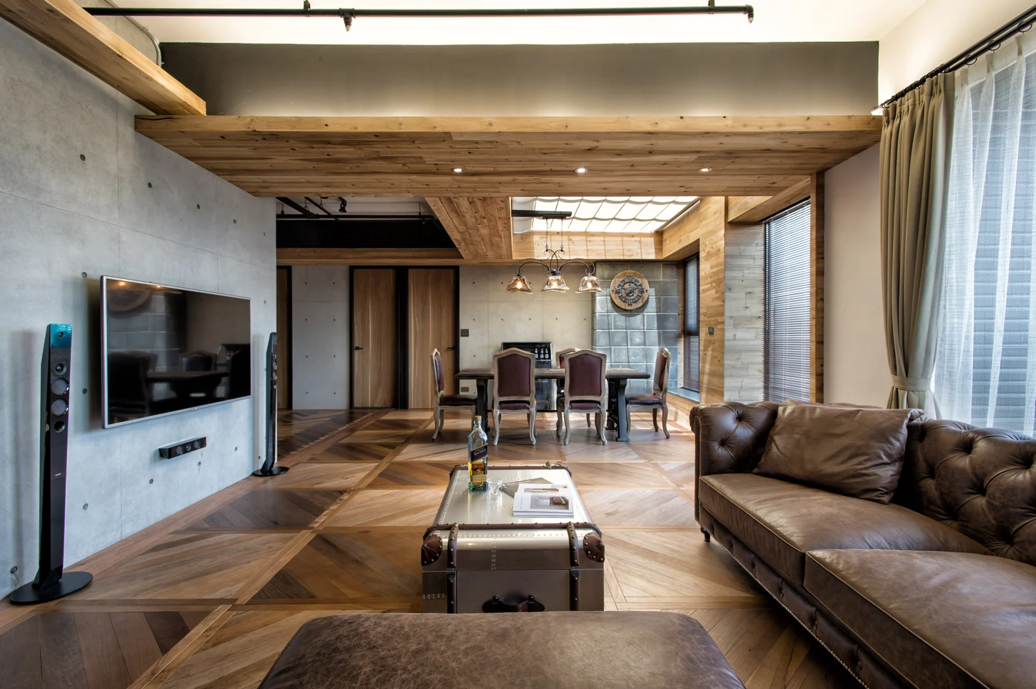 FineStudio 空間攝影作品：木質天花與自然光的住宅客廳