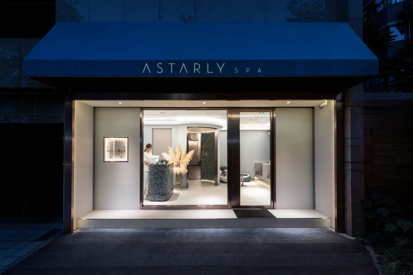 Astarly SPA｜Astarly SPA 夜間玻璃入口與品牌雨棚