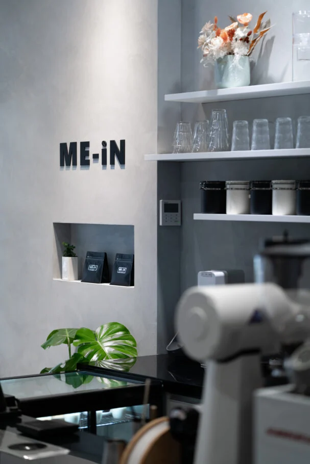 Me-in Cafe|品牌字樣、杯架與咖啡設備