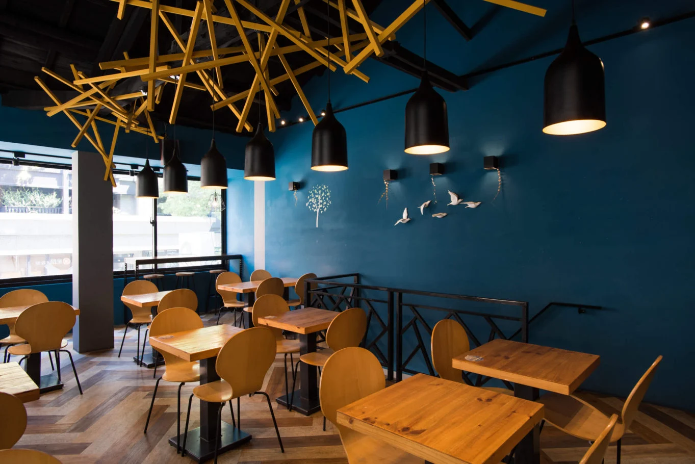 Boogoo Cafe 布咕咖啡&吃義燉飯|藍色咖啡區、斜向木條與黃色座椅