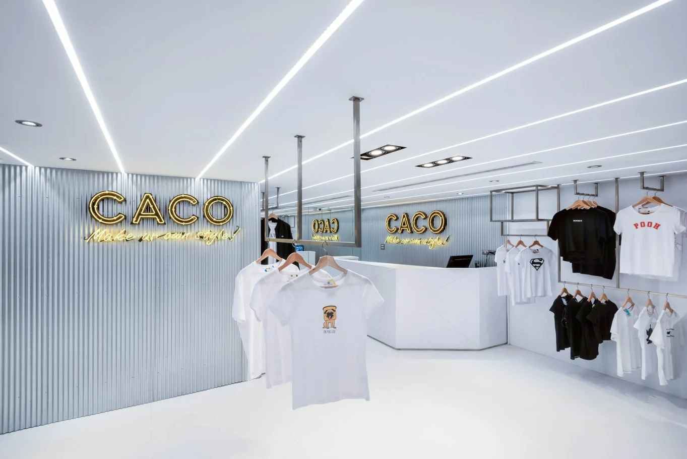 奇拓設計・超越 CACO|白色服飾展示與金屬掛架