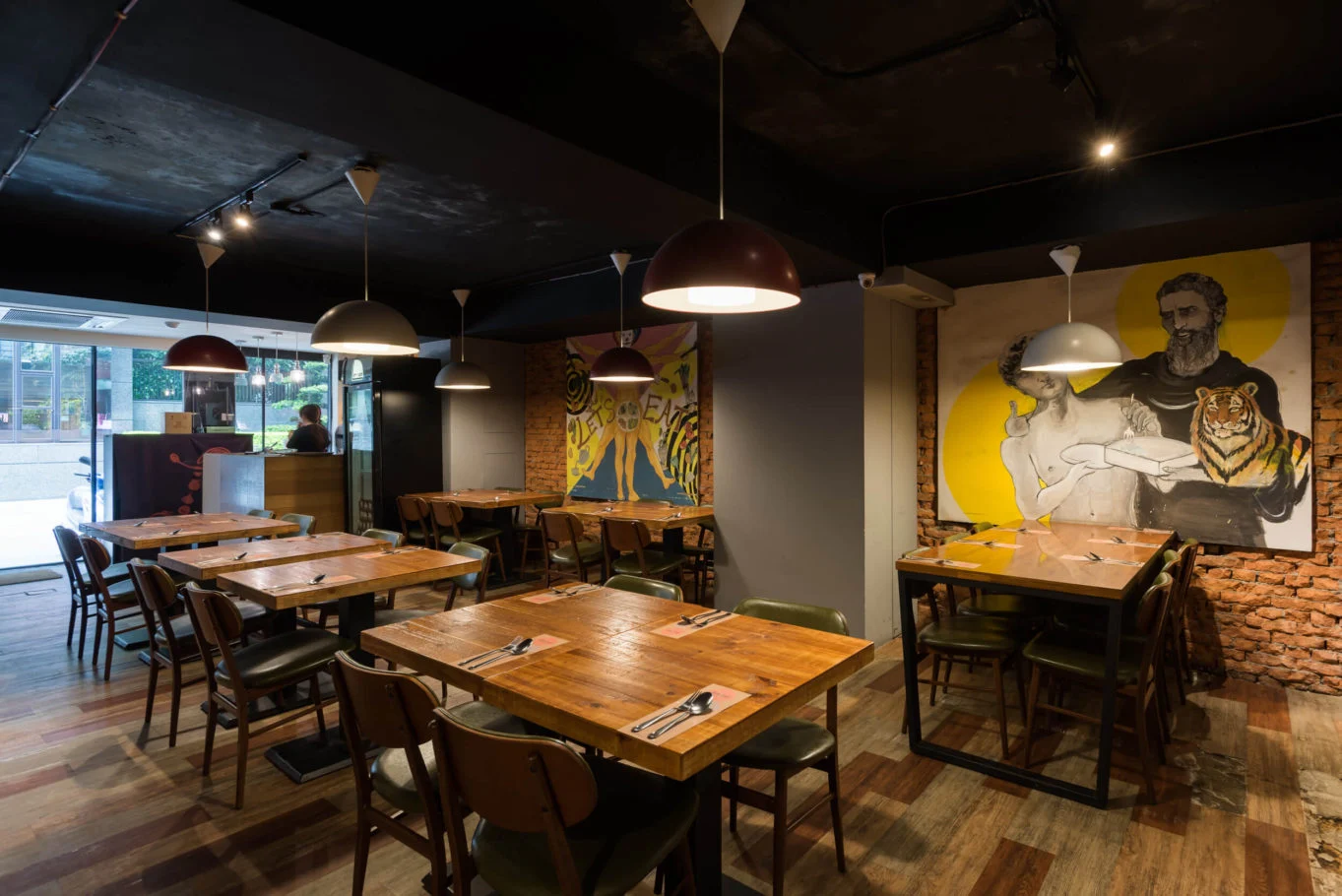 Boogoo Cafe 布咕咖啡&吃義燉飯|窗邊餐桌及黃色圖像牆面