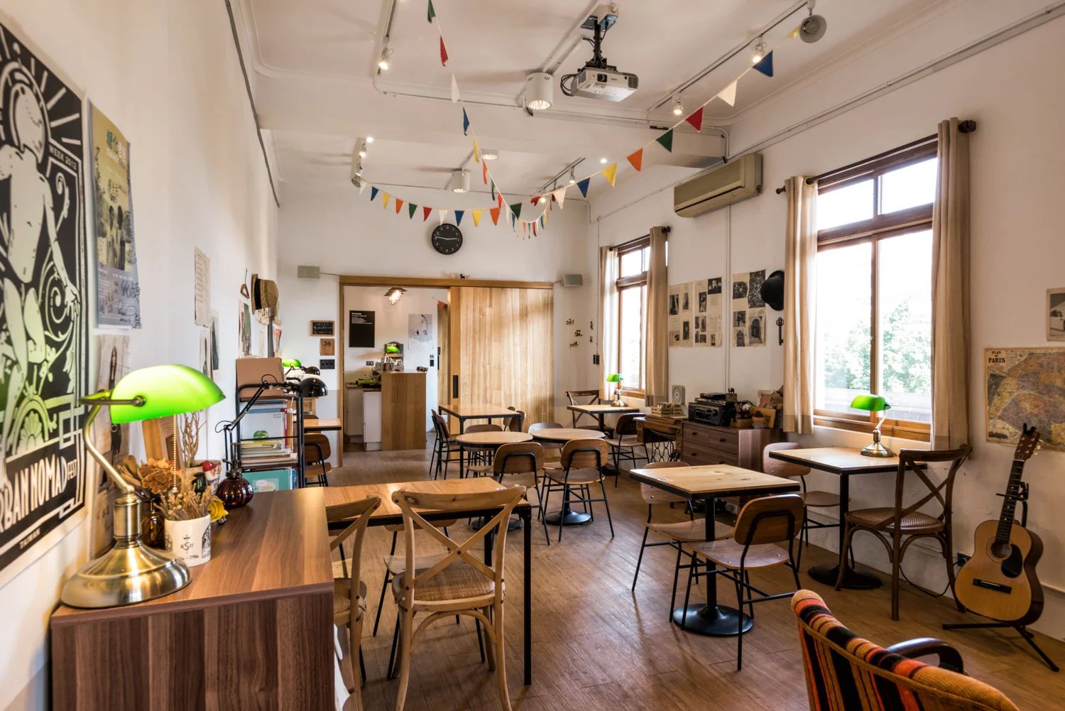 Muto Cafe｜木童咖啡長向座席、木質餐桌和三角旗