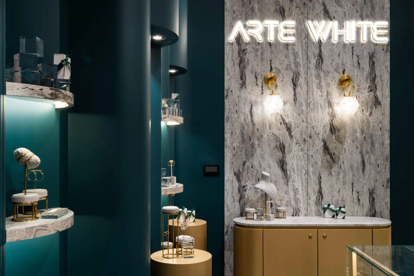 ARTE WHITE鑽石塔｜品牌招牌下的石紋牆面與壁燈
