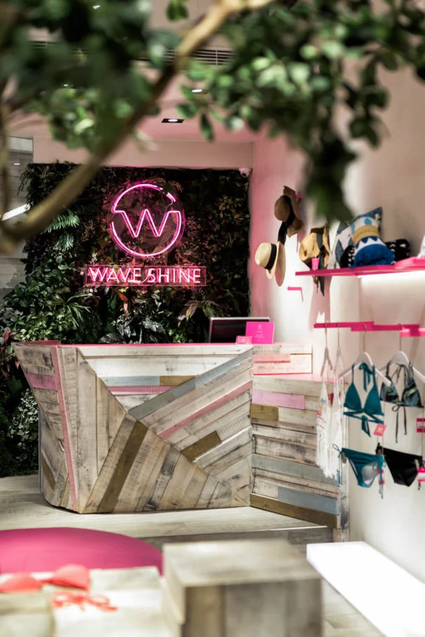 奇拓設計・WAVE SHINE 熱帶雨林｜WAVE SHINE 品牌櫃臺與植栽背景