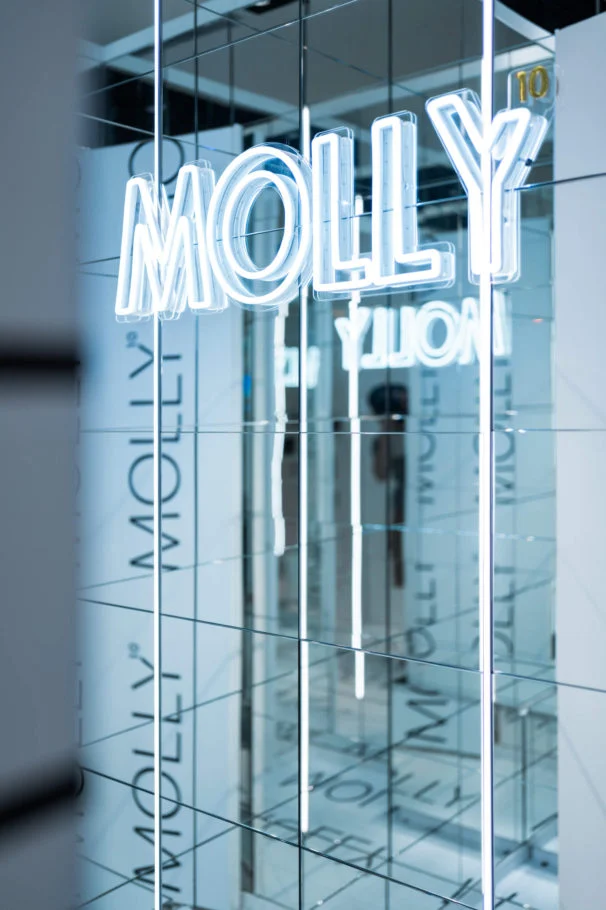 Molly|玻璃及鏡面中的發光品牌文字