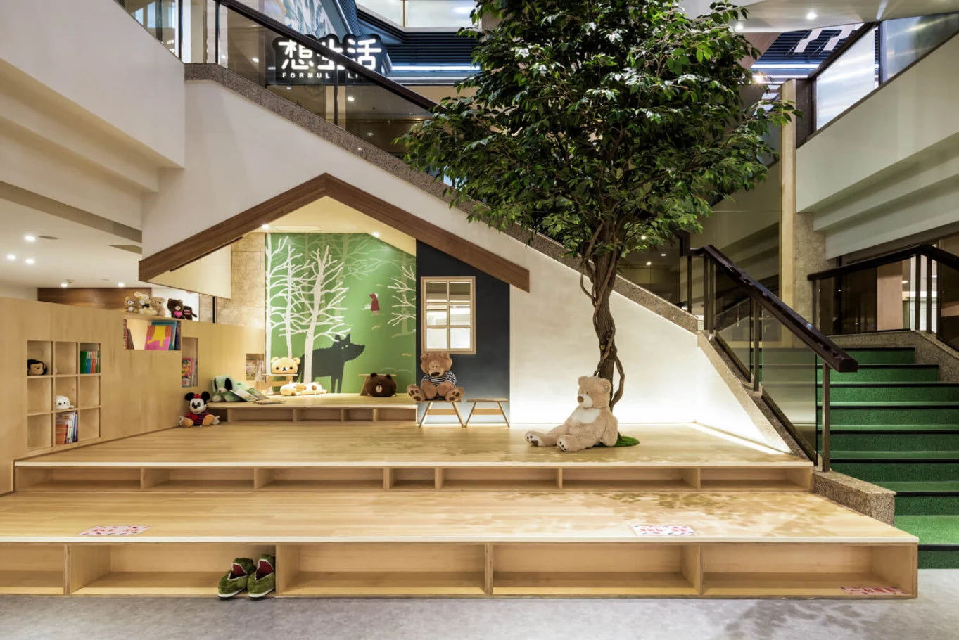 青易設計・想生活|屋形木質平臺、植栽與上方採光