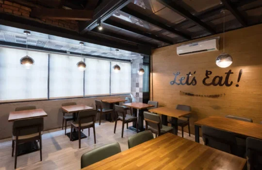 Boogoo Cafe 布咕咖啡&吃義燉飯|吃義木質字樣牆、拼花磚與餐桌