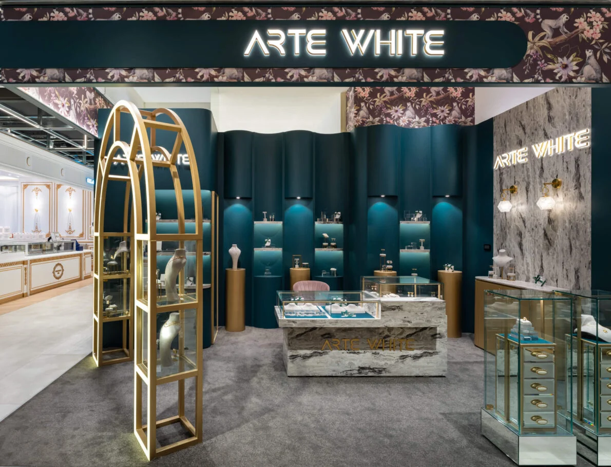 ARTE WHITE鑽石塔｜ARTE WHITE 招牌、金色拱門與珠寶櫃