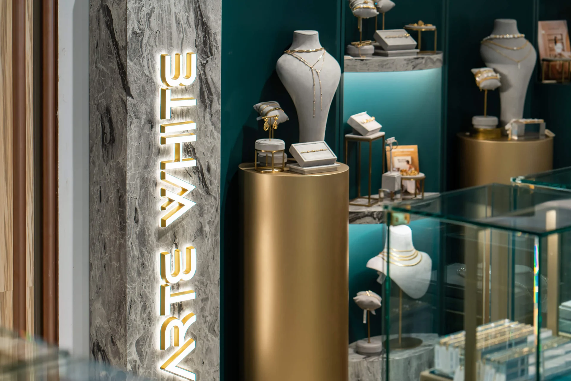 ARTE WHITE台中中港店|石紋立面旁的首飾與展示燈光