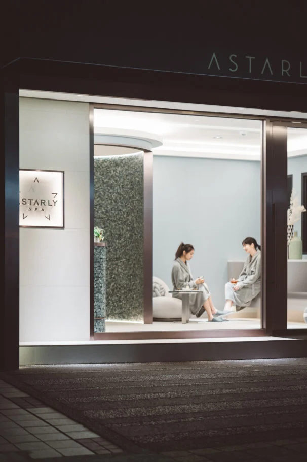 Astarly SPA｜夜間門框中的接待座位及品牌字樣