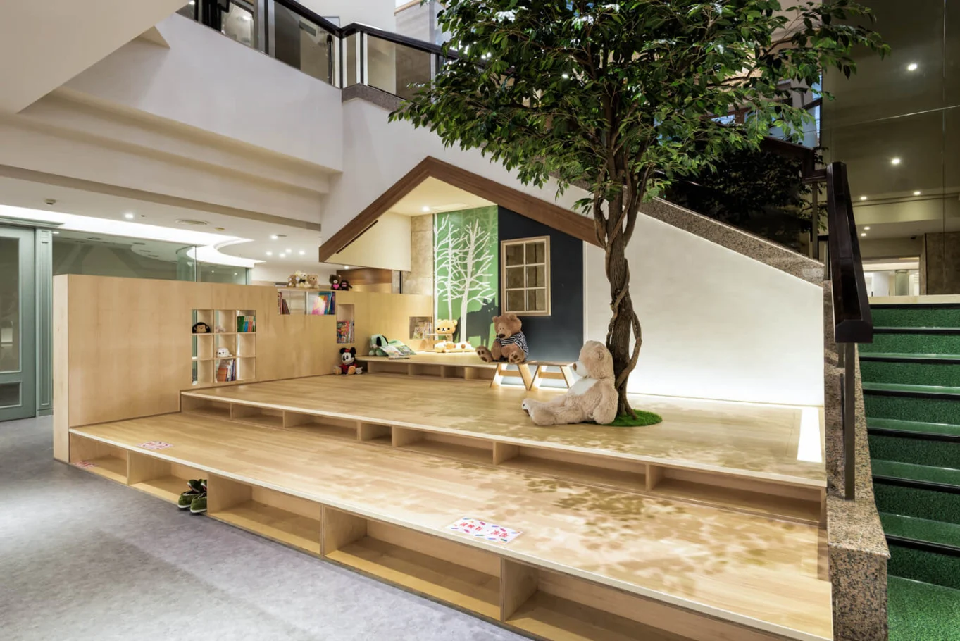 青易設計・想生活|階梯展示區、植栽與旁側樓梯