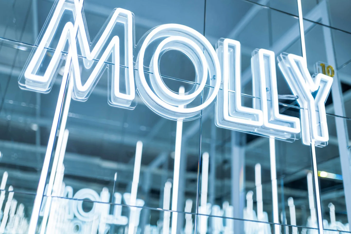 Molly|MOLLY 招牌與鏡面層次近景