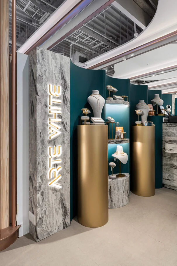 ARTE WHITE台中中港店|石紋品牌立面與金色圓柱陳列臺