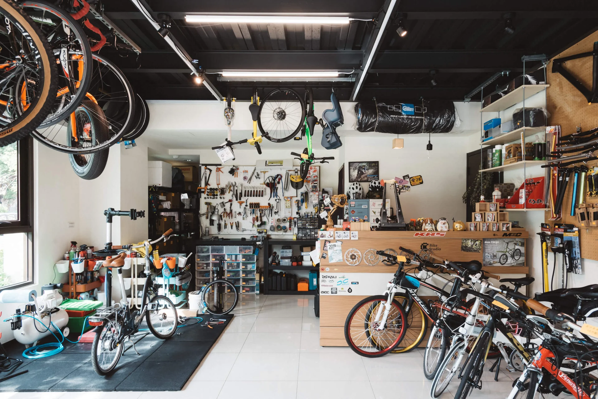 CK單車坊|吊掛單車、木質櫃臺與店內器材全景