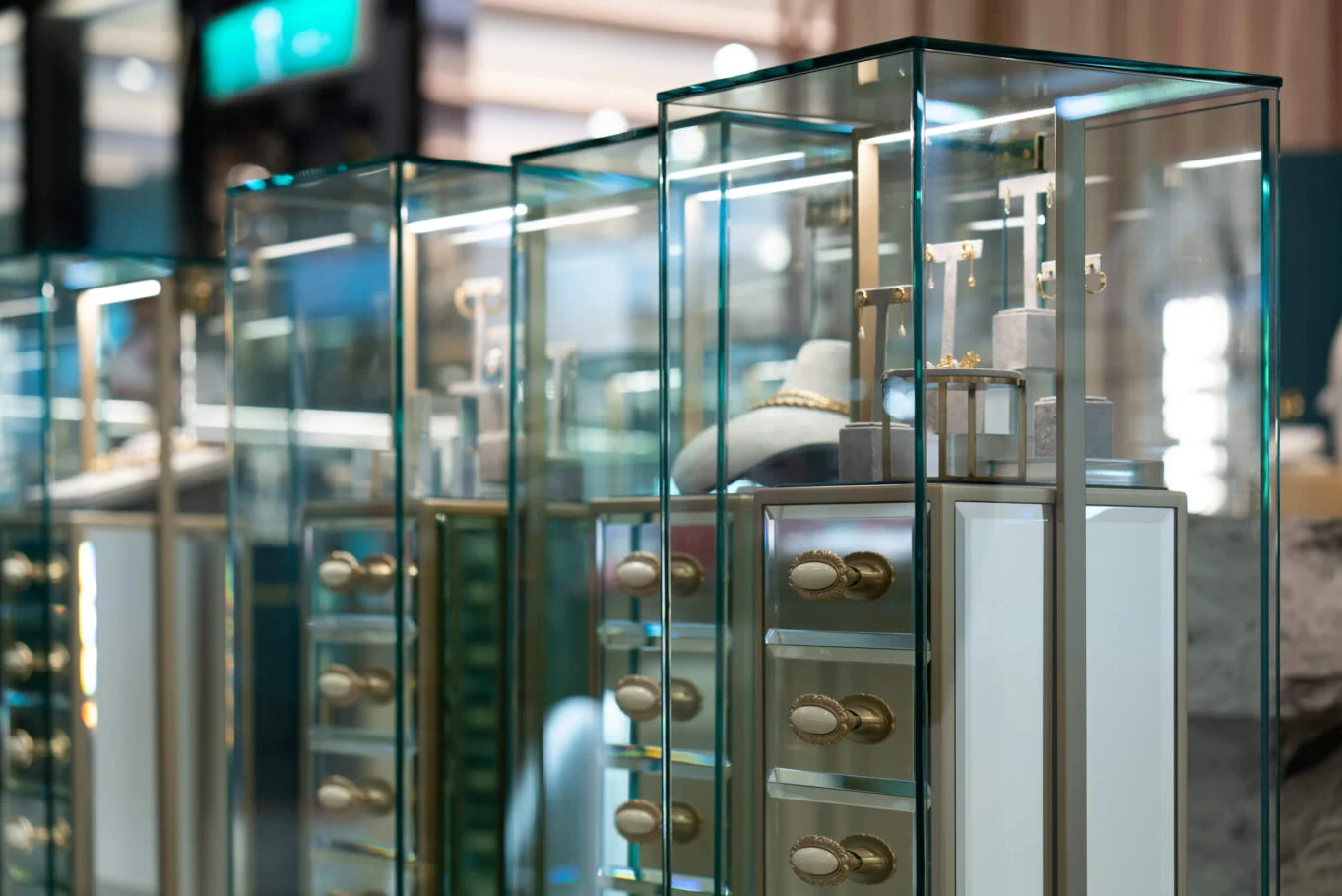 ARTE WHITE台中中港店|金色細框玻璃櫥窗與收納抽屜