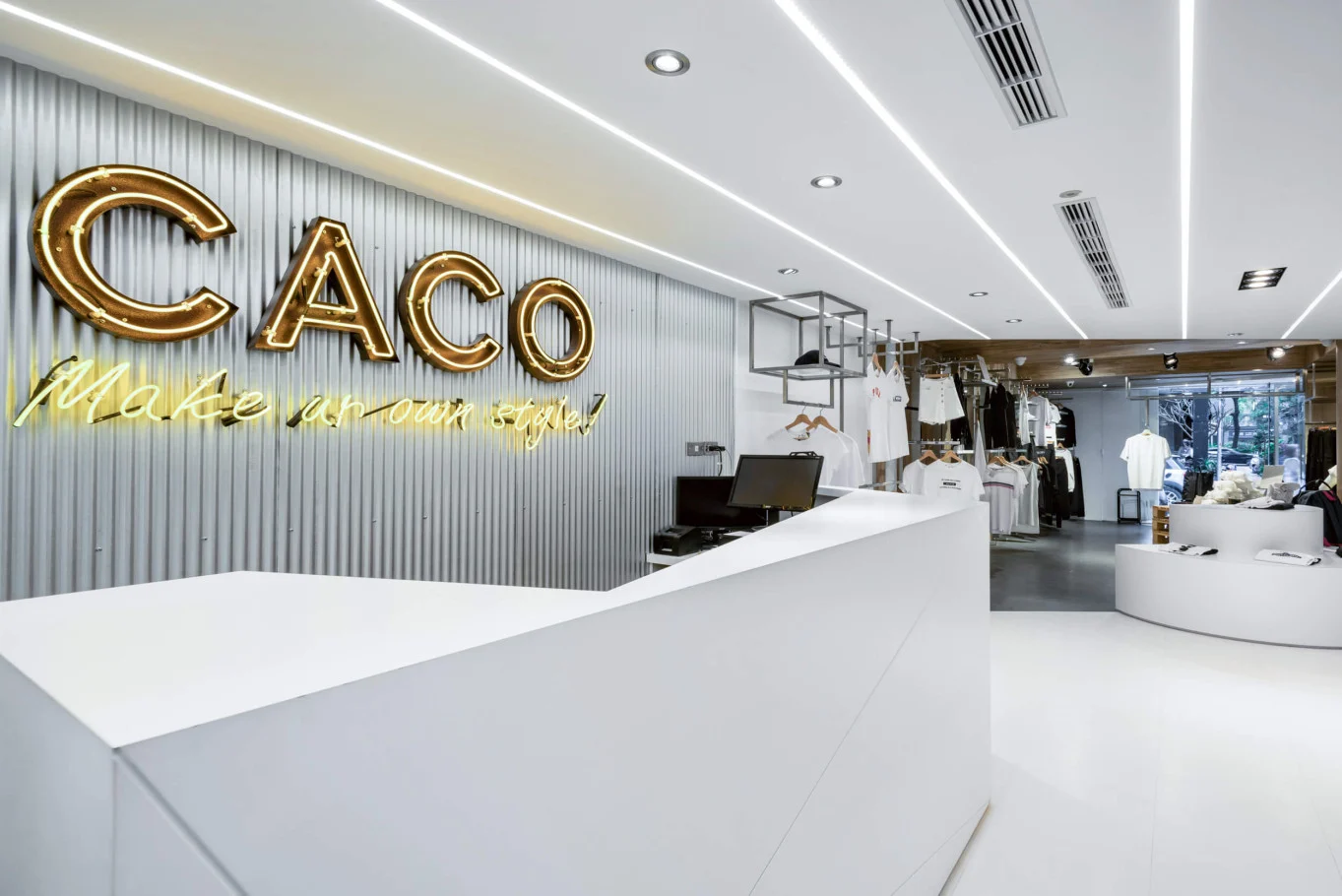 奇拓設計・超越 CACO|白色服飾區的整體展示配置