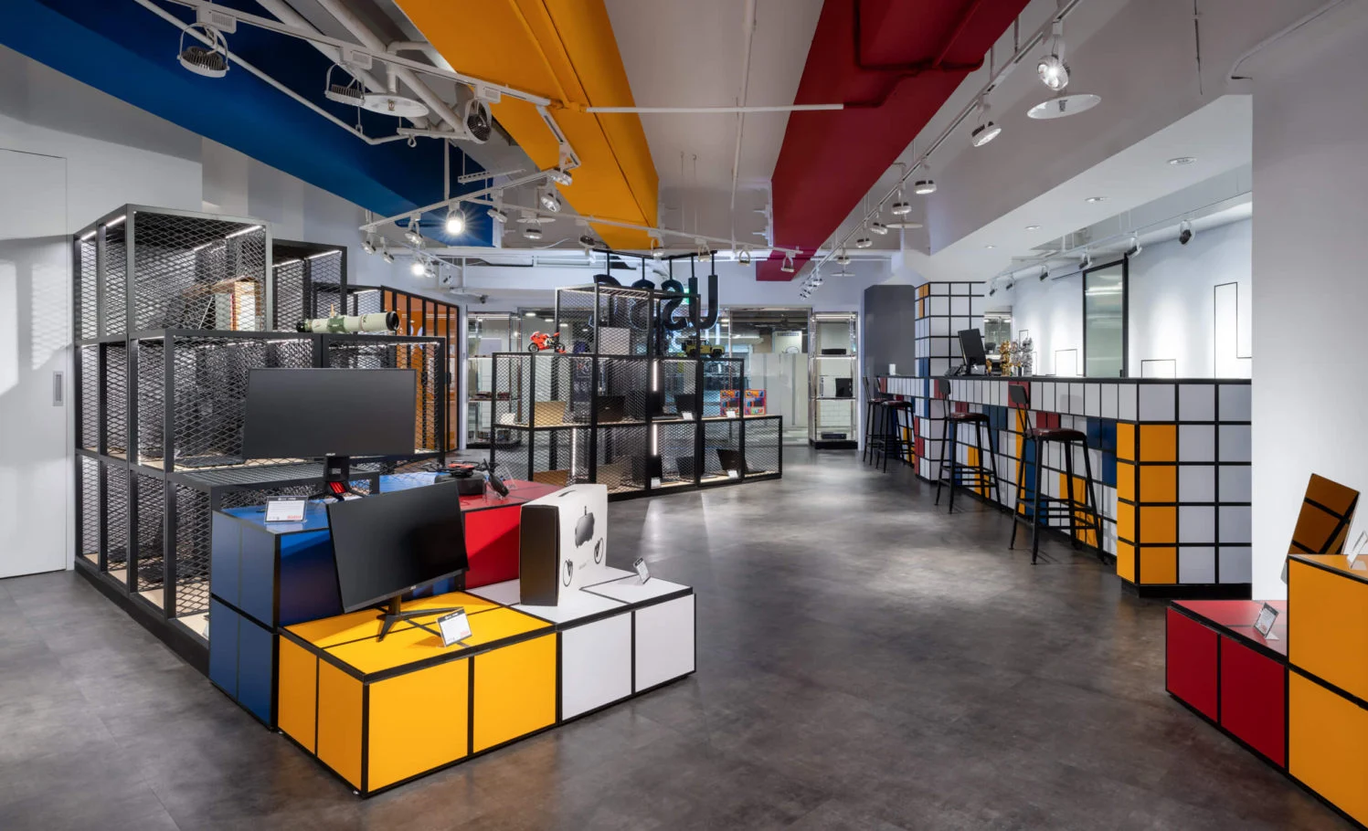 US3C專賣店|紅藍黃展示配置與科技商品展售全景