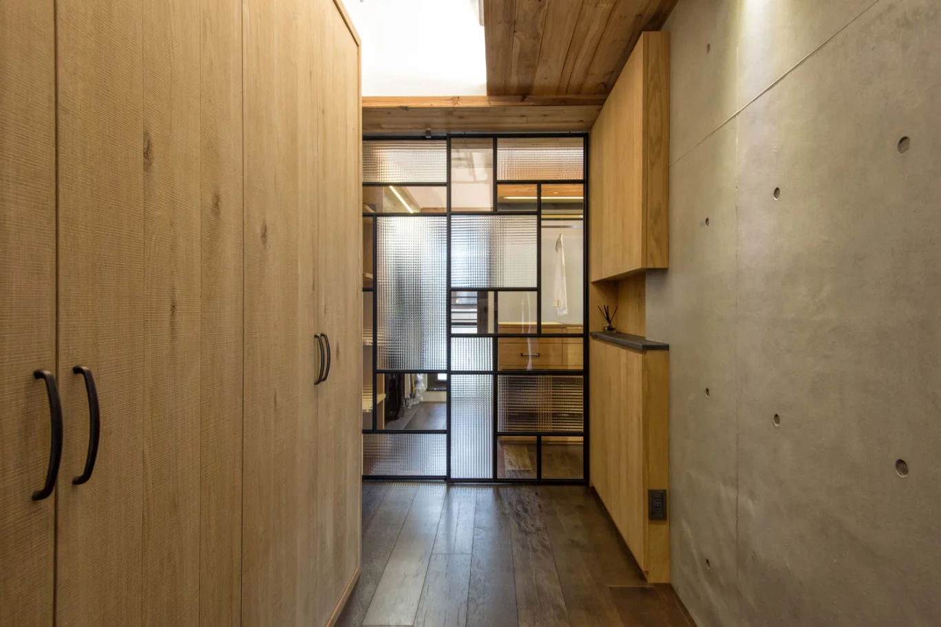 羽拓設計・綠建材豪邸|木質衣櫃、走道和黑框開口