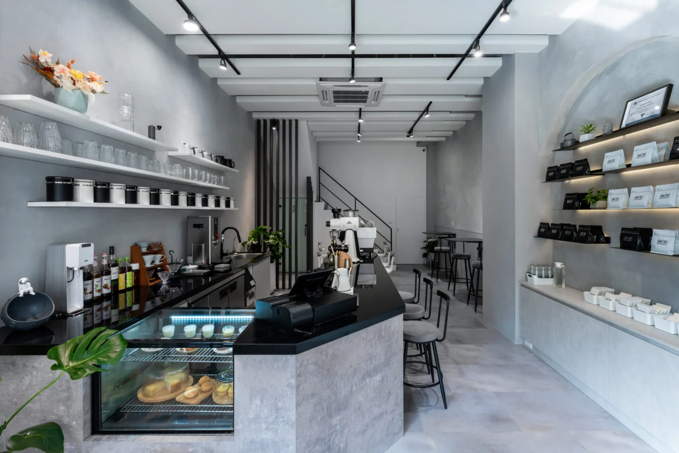 Me-in Cafe|甜點展示櫃與牆面商品層架