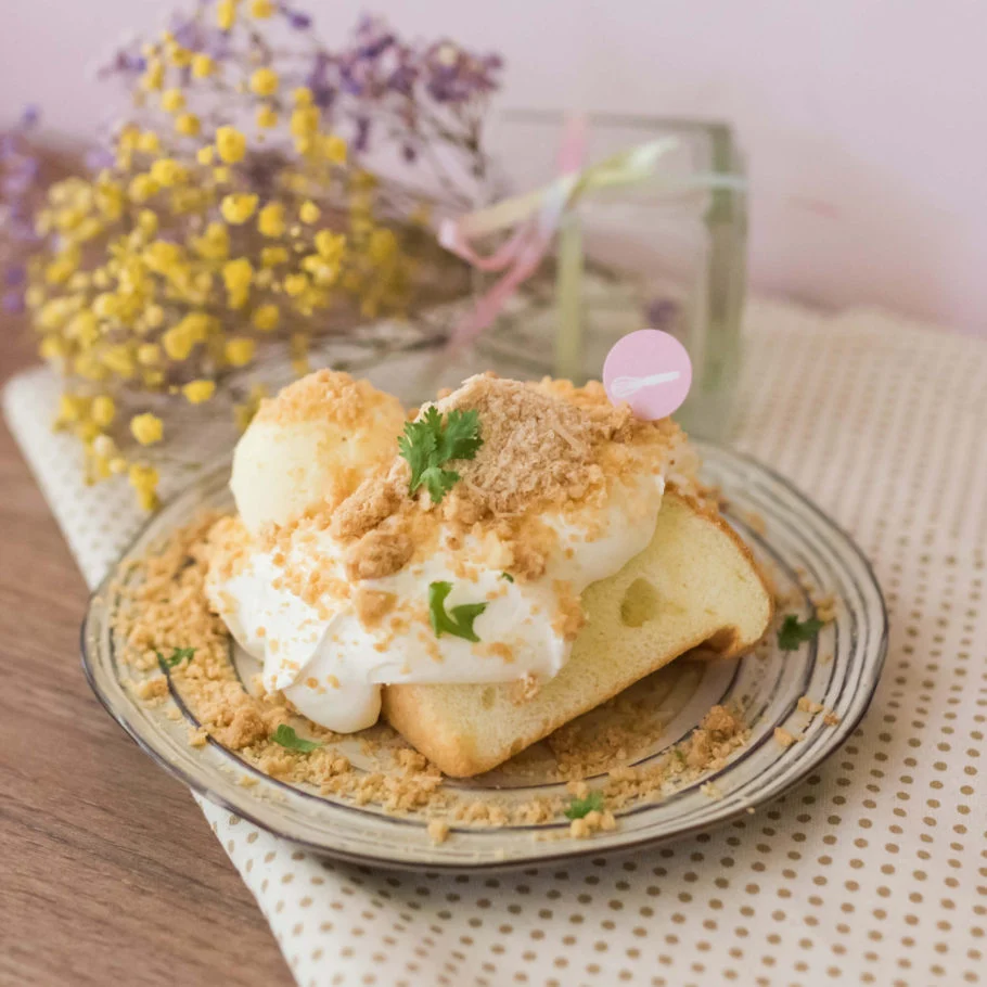 減點糖｜餐點、麵包與花材的檯面近景