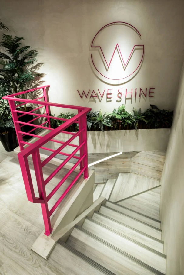 奇拓設計・WAVE SHINE 熱帶雨林｜桃紅欄杆、樓梯及品牌字樣