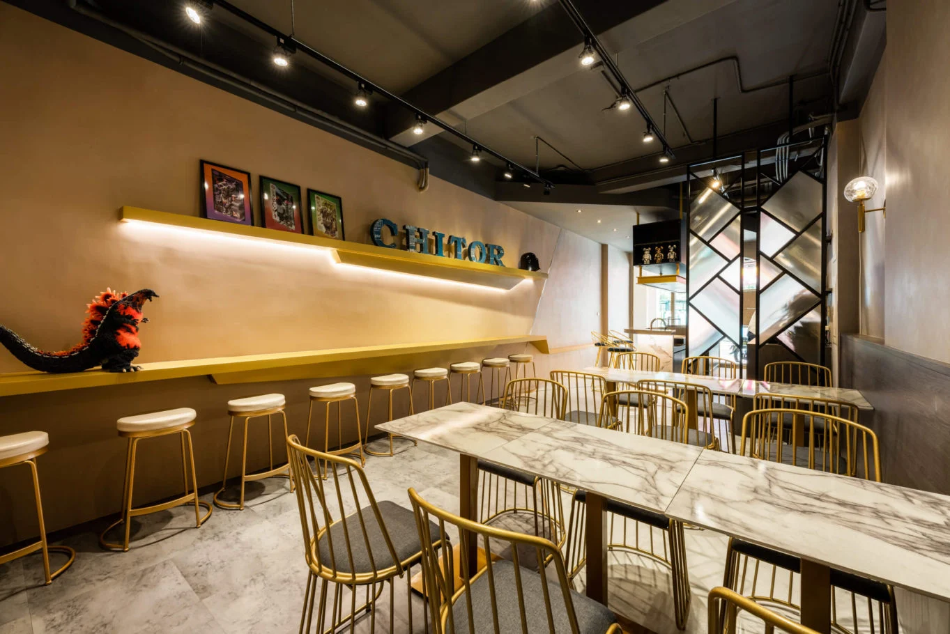貳訪早午餐|餐桌、黃色吧椅與黑色鐵件分隔