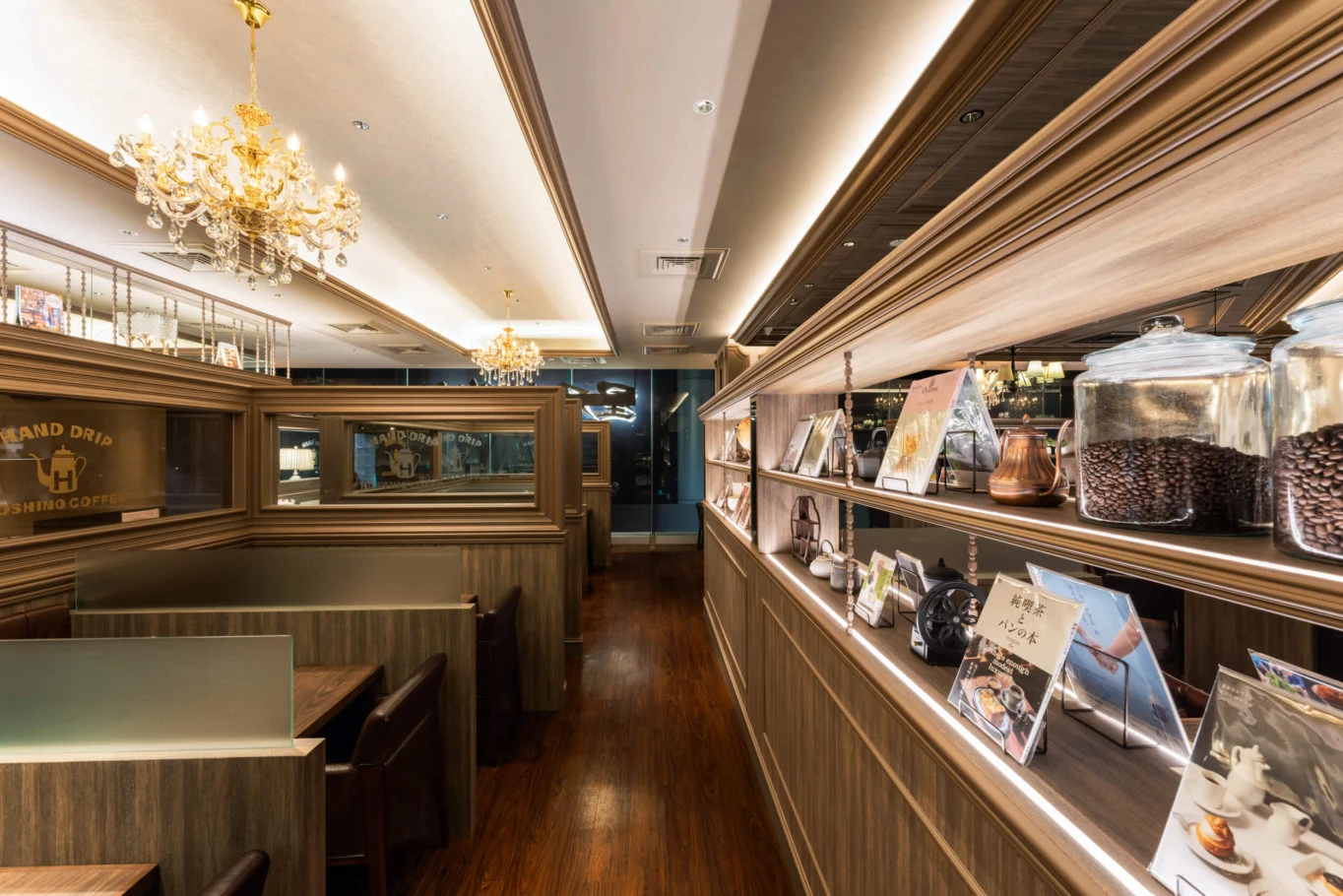 星乃珈琲店｜木質展示格與通往座位區的廊道