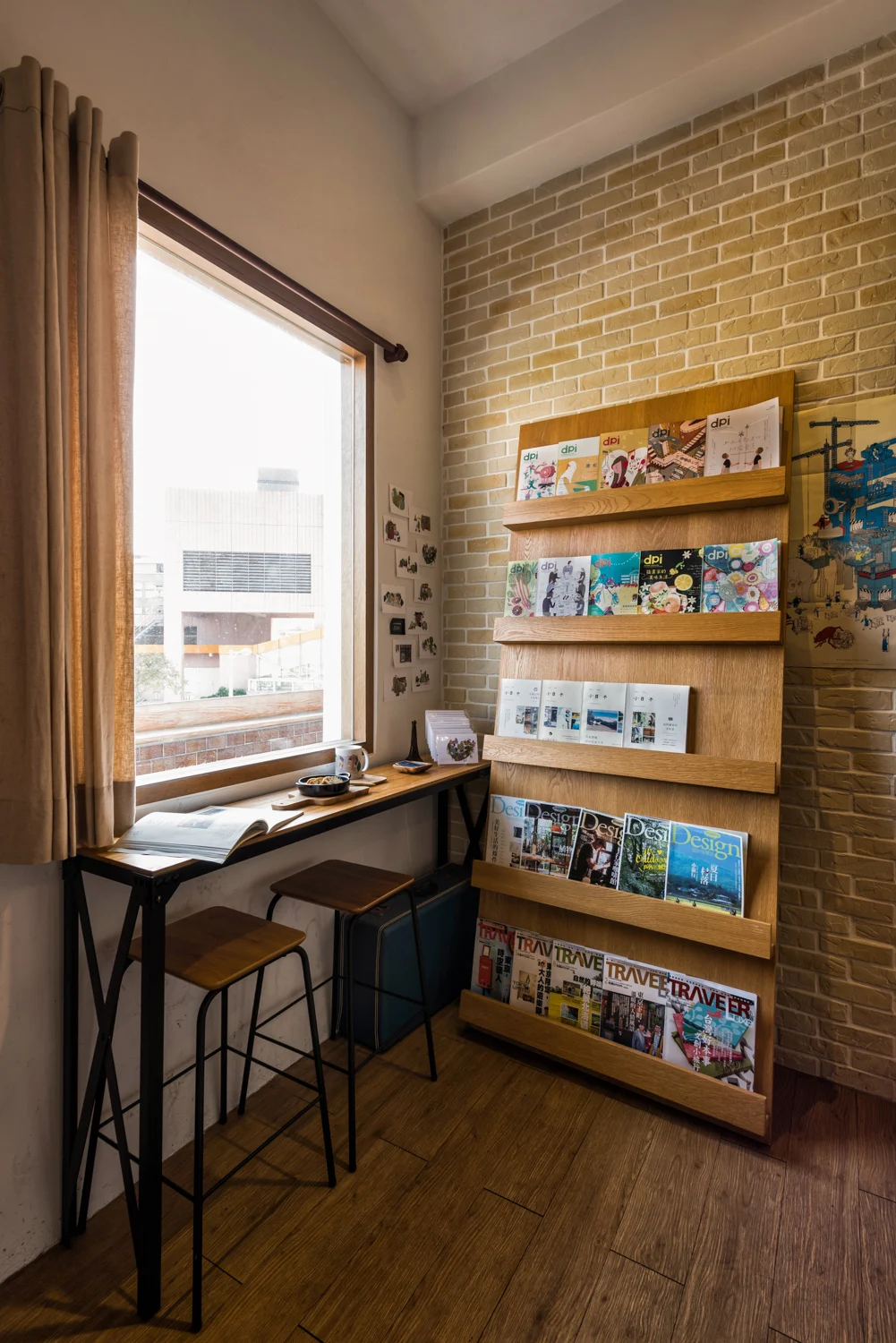 Muto Cafe｜窗邊高腳椅、木質桌面和繪本書架