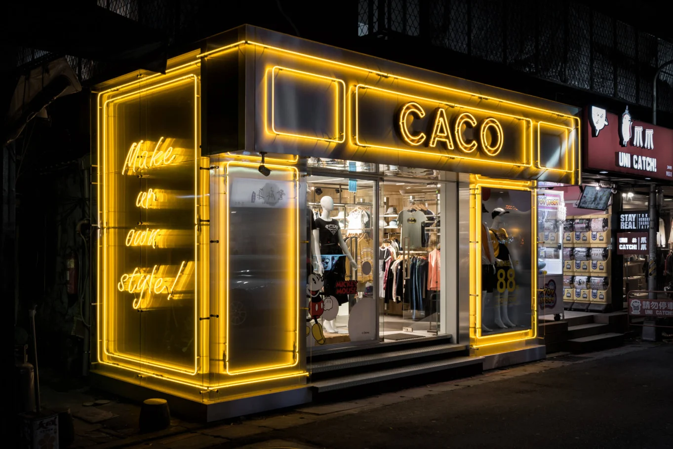 奇拓設計・超越 CACO|黃色品牌字樣及玻璃展售門面