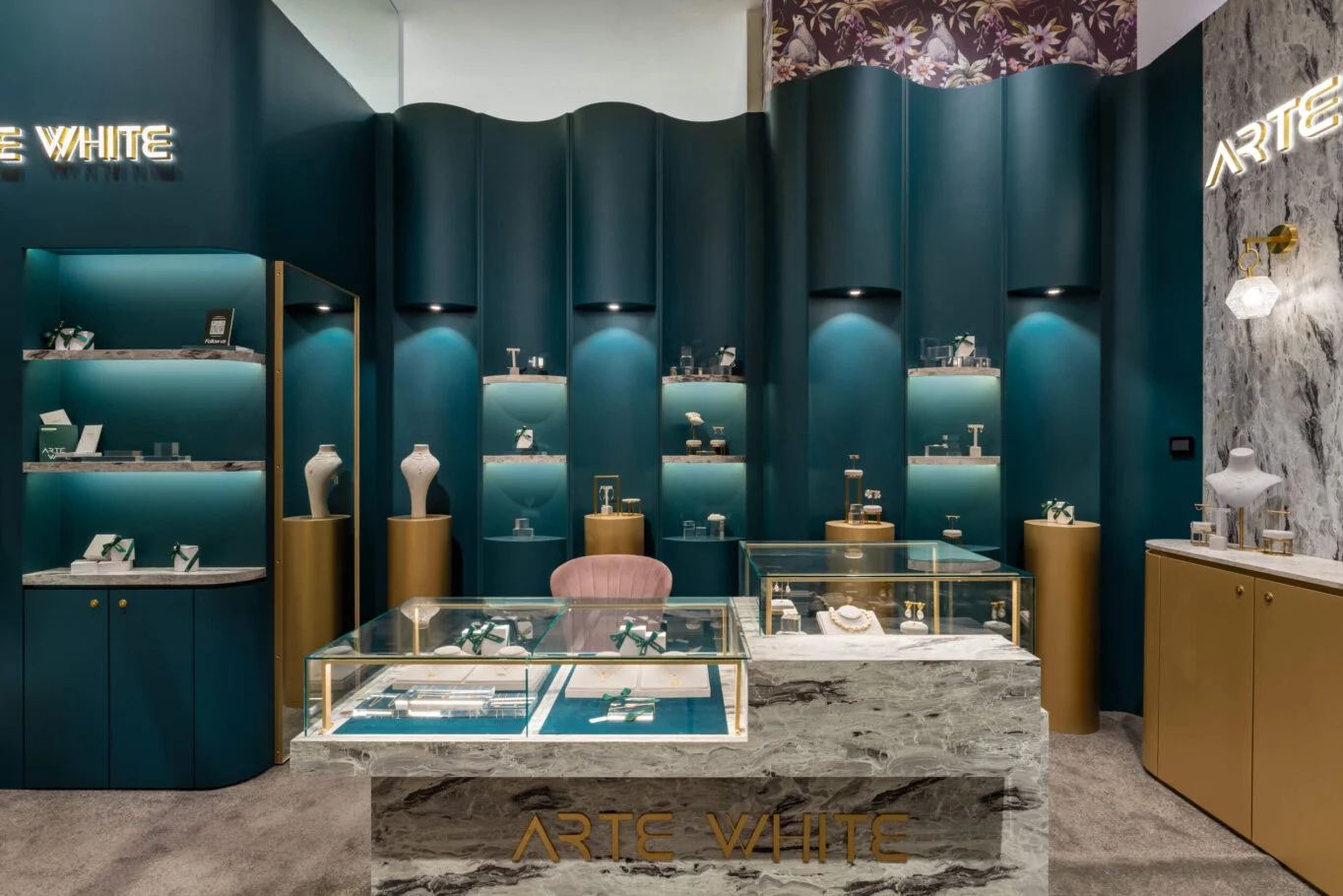 ARTE WHITE鑽石塔｜中央石紋玻璃展示櫃與壁面陳列