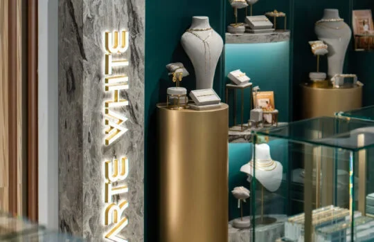 ARTE WHITE台中中港店|石紋立面旁的首飾與展示燈光