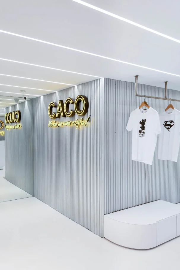 奇拓設計・超越 CACO|服飾掛架、立面紋理與照明