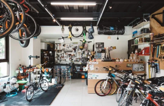 CK單車坊｜吊掛單車、木質櫃臺與店內器材全景