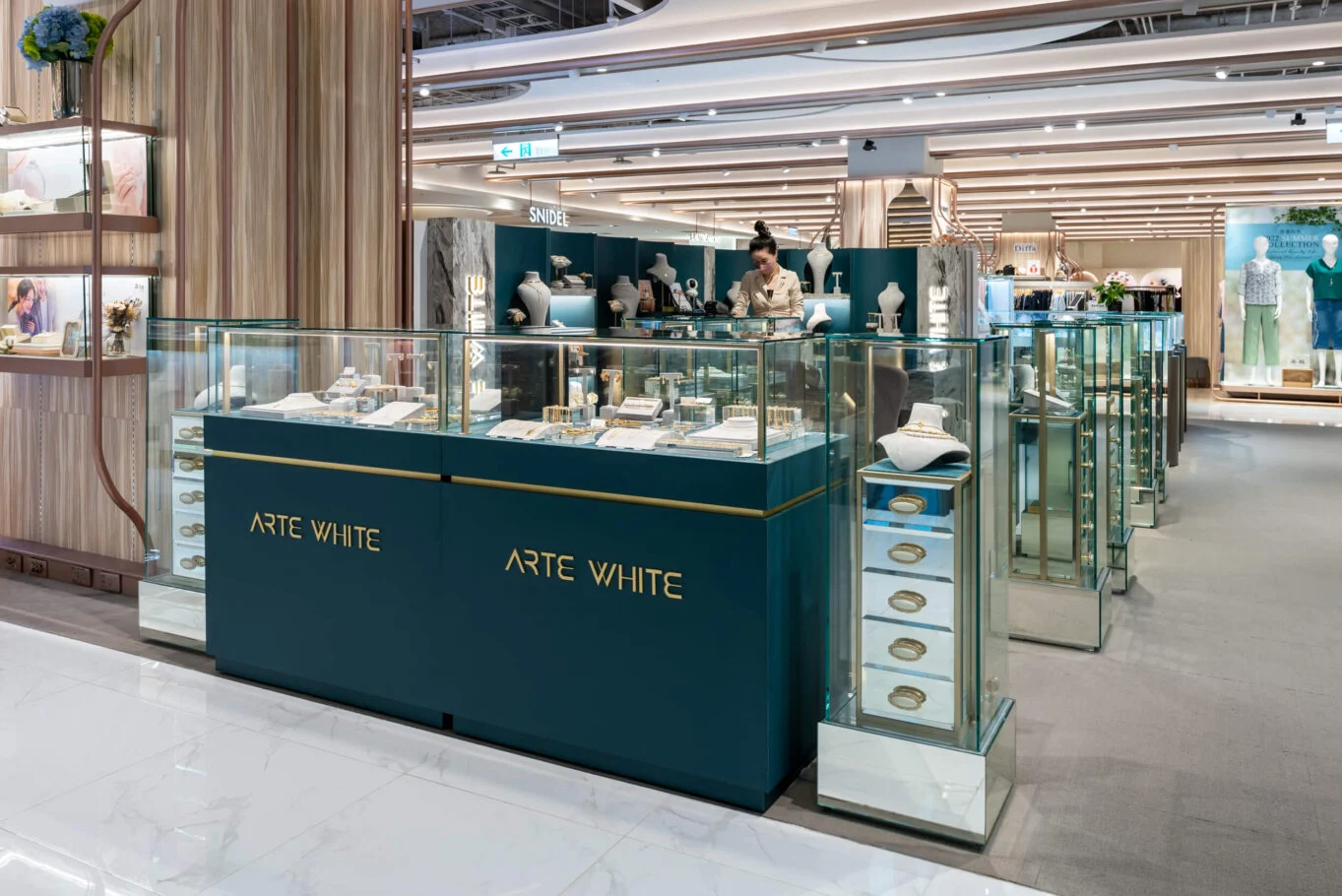 ARTE WHITE台中中港店|商場中的玻璃珠寶櫃與陳列動線