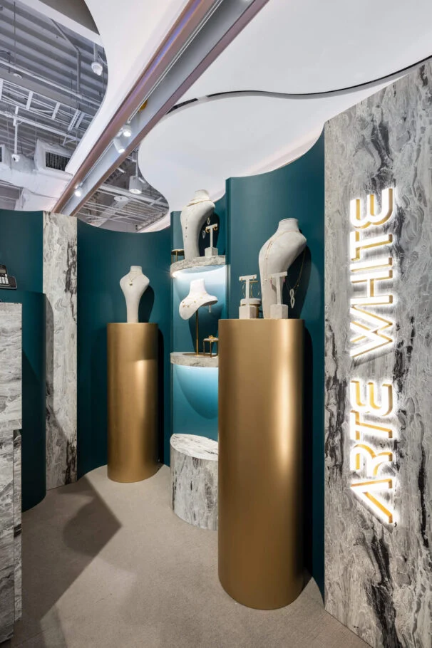 ARTE WHITE台中中港店|深綠弧形背牆與圓柱展示配置
