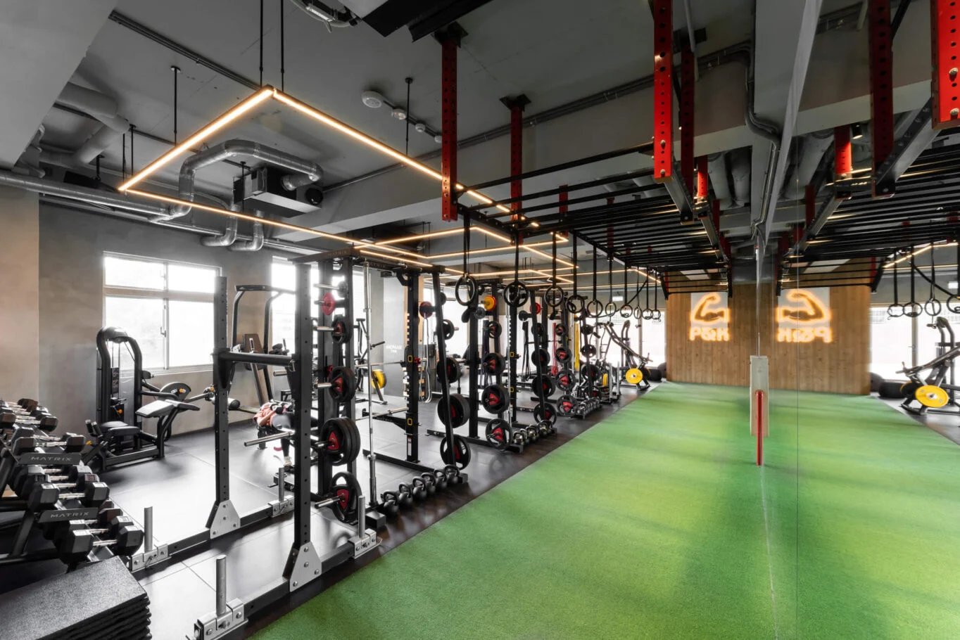 P&K Fitness 體能訓練中心|綠色訓練地坪、黑色器械與懸吊設備