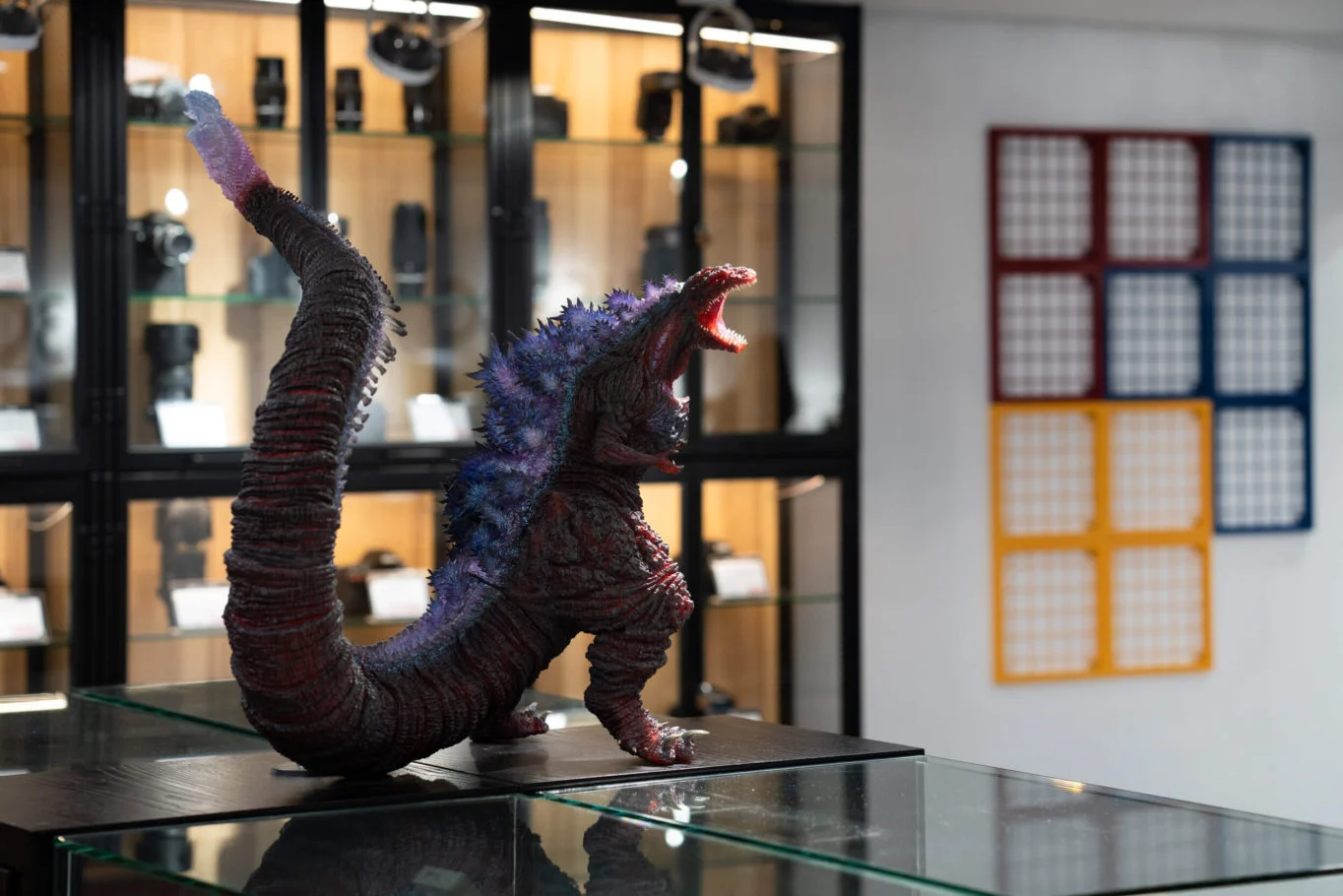 US3C專賣店|玻璃櫃上的模型與展示近景