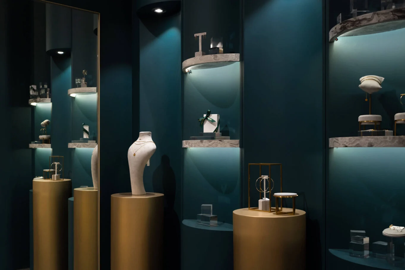 ARTE WHITE鑽石塔｜深綠展示格與飾品陳列燈光