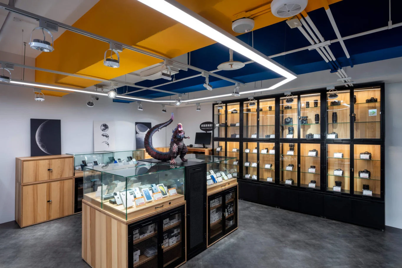 US3C專賣店|商品玻璃櫃與堆疊方體陳列
