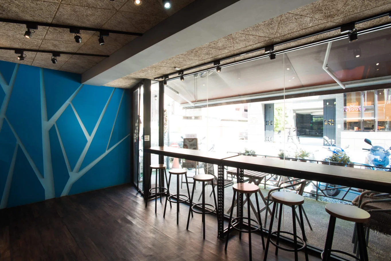 Boogoo Cafe 布咕咖啡&吃義燉飯|玻璃窗邊長檯面、座椅與斜向線條