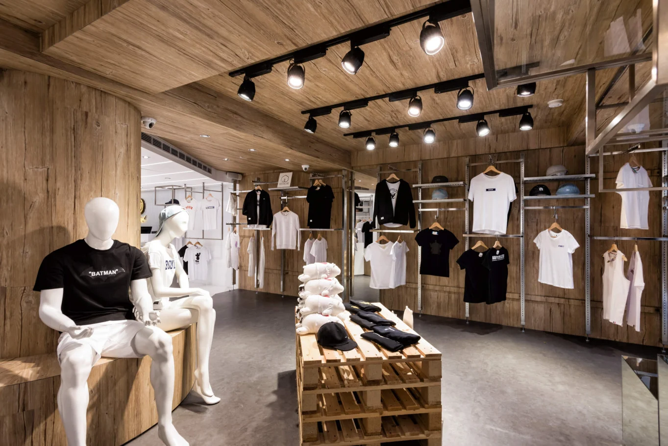 奇拓設計・超越 CACO|木質壁面、服飾陳列與黑色燈具