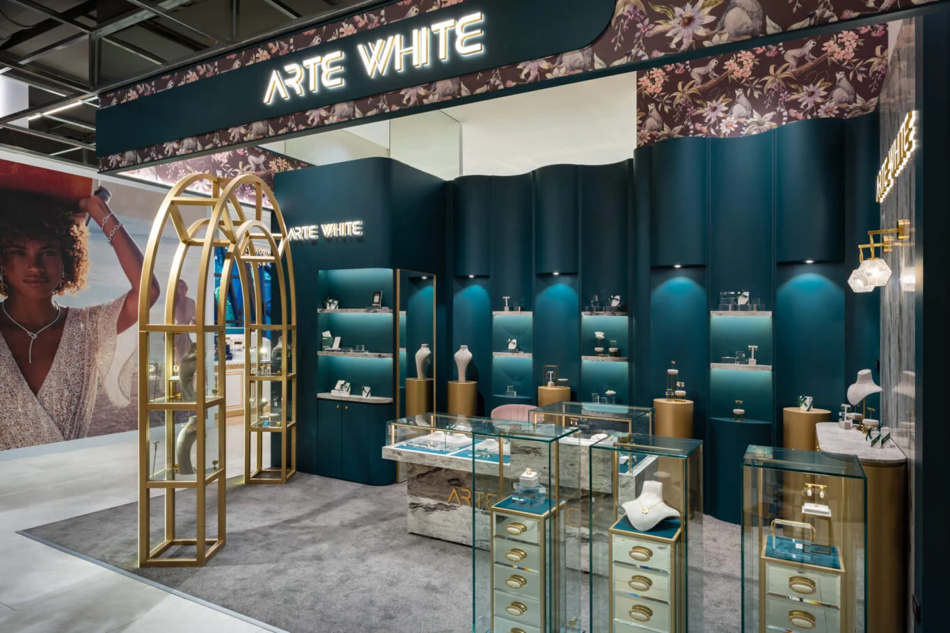 ARTE WHITE鑽石塔｜深綠弧形展示牆與中央玻璃陳列櫃